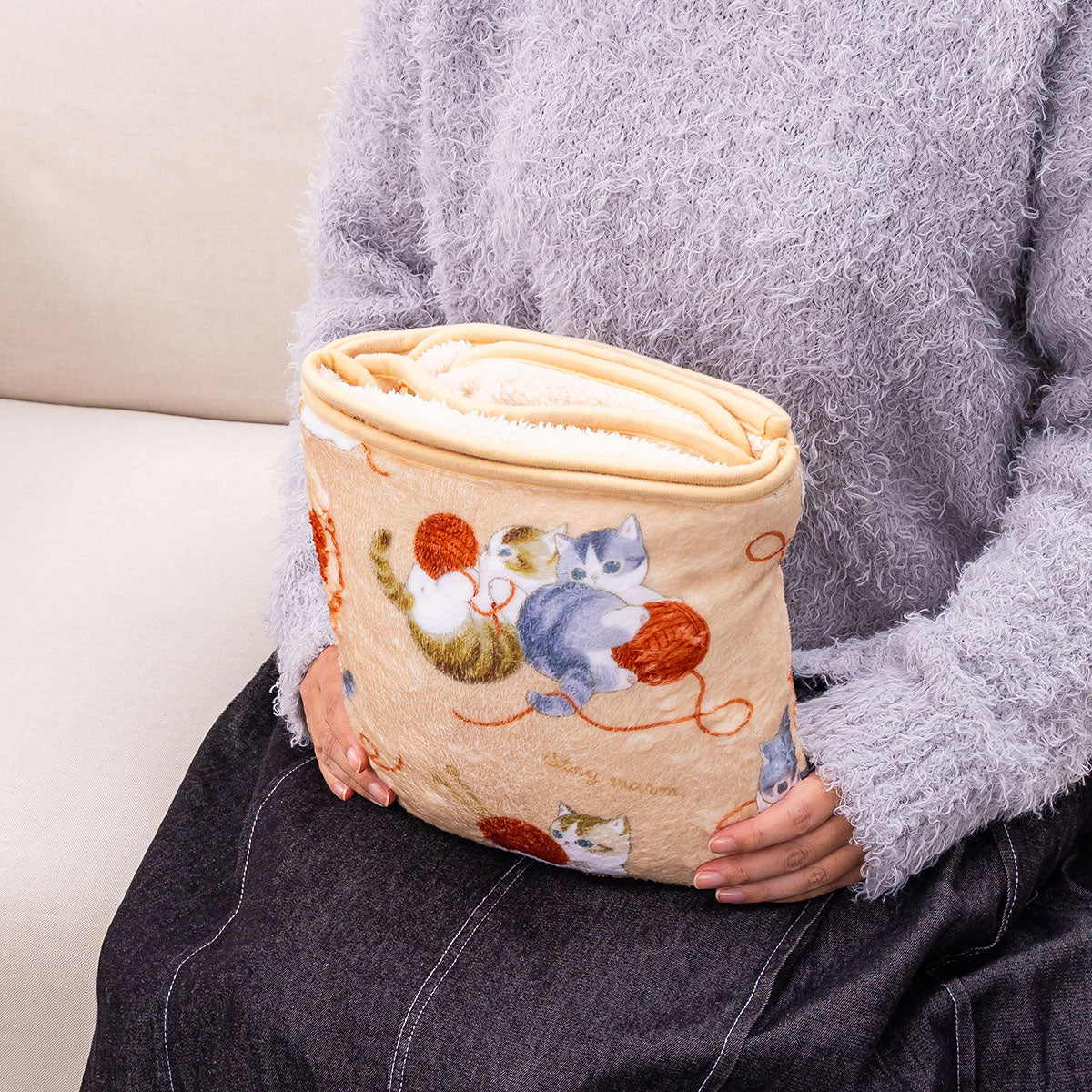 mofusand Warm 3-Way Blanket with Storage Pocket (Yarn Pattern)