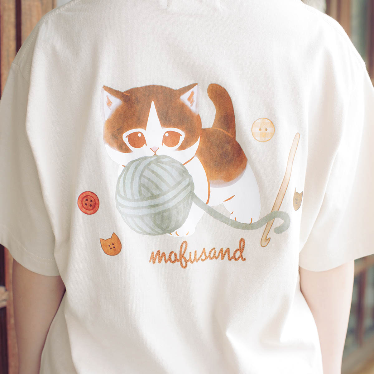 mofusand Yarn Ball T-Shirt Biting Meow (Natural)