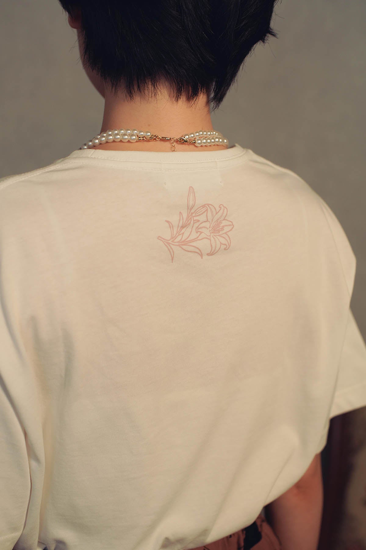 mofusand アールヌーヴォー風 Tシャツ リリー ホワイト