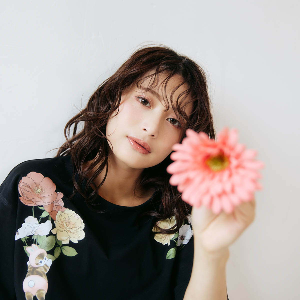 mofusand × HIBIYA-KADAN T-Shirt Rayflora Black | mofusand