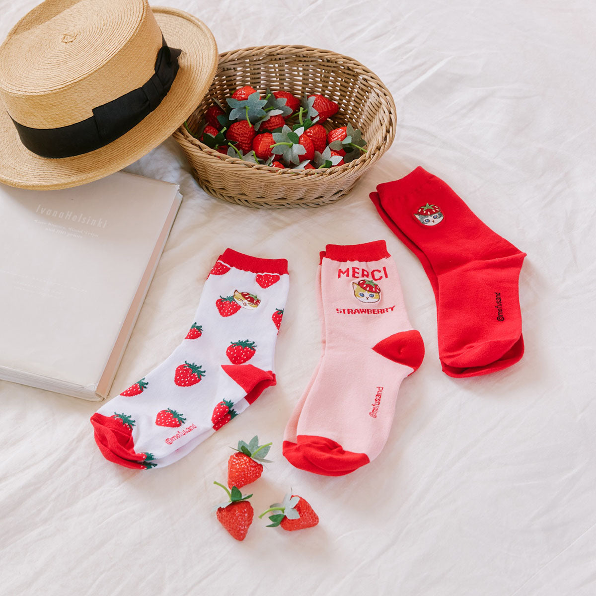 mofusand MERCI STRAWBERRY Socks Strawberry White