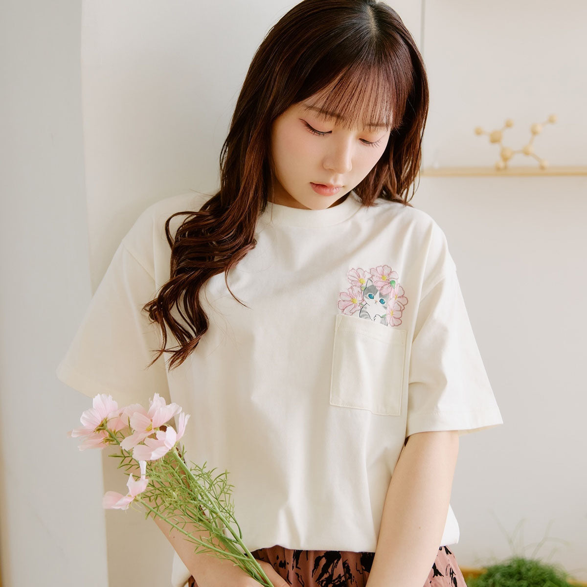mofusand × 히비야 카단 티셔츠 코스모스 오프화이트