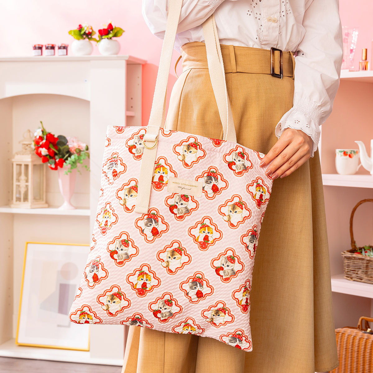 mofusand MERCI STRAWBERRY Flat Tote (Pink) | mofusand mofumofuMarket