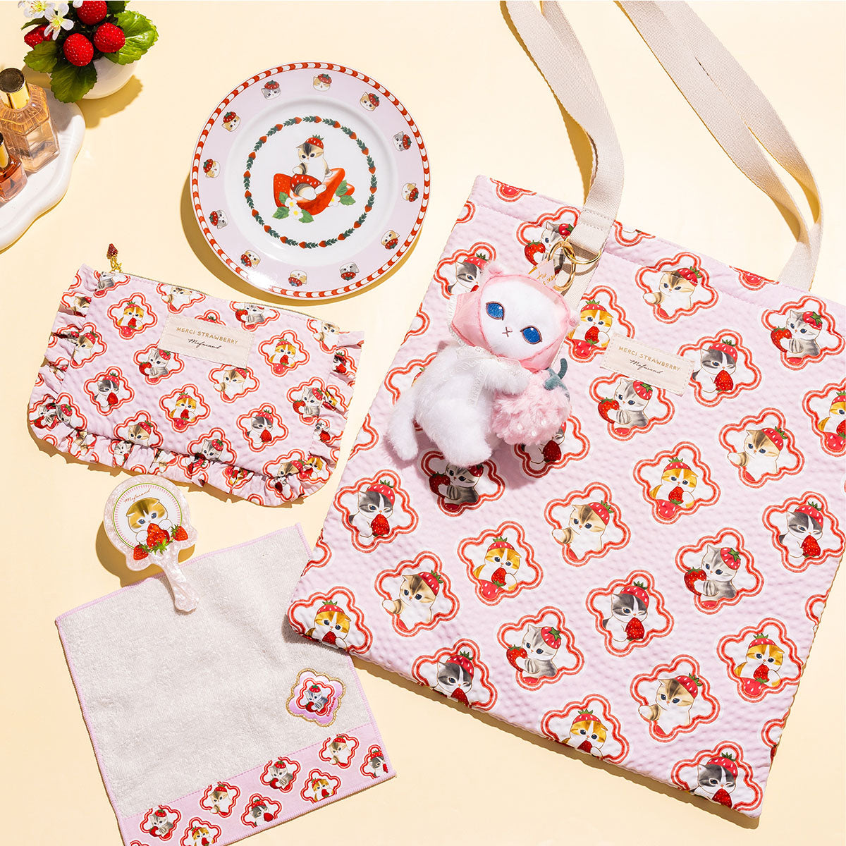 モフサンド MERCI STRAWBERRY マスコット いちごと白猫 灰白 mofusand MERCI STRAWBERRY マスコット(いちごと白猫) | mofusand