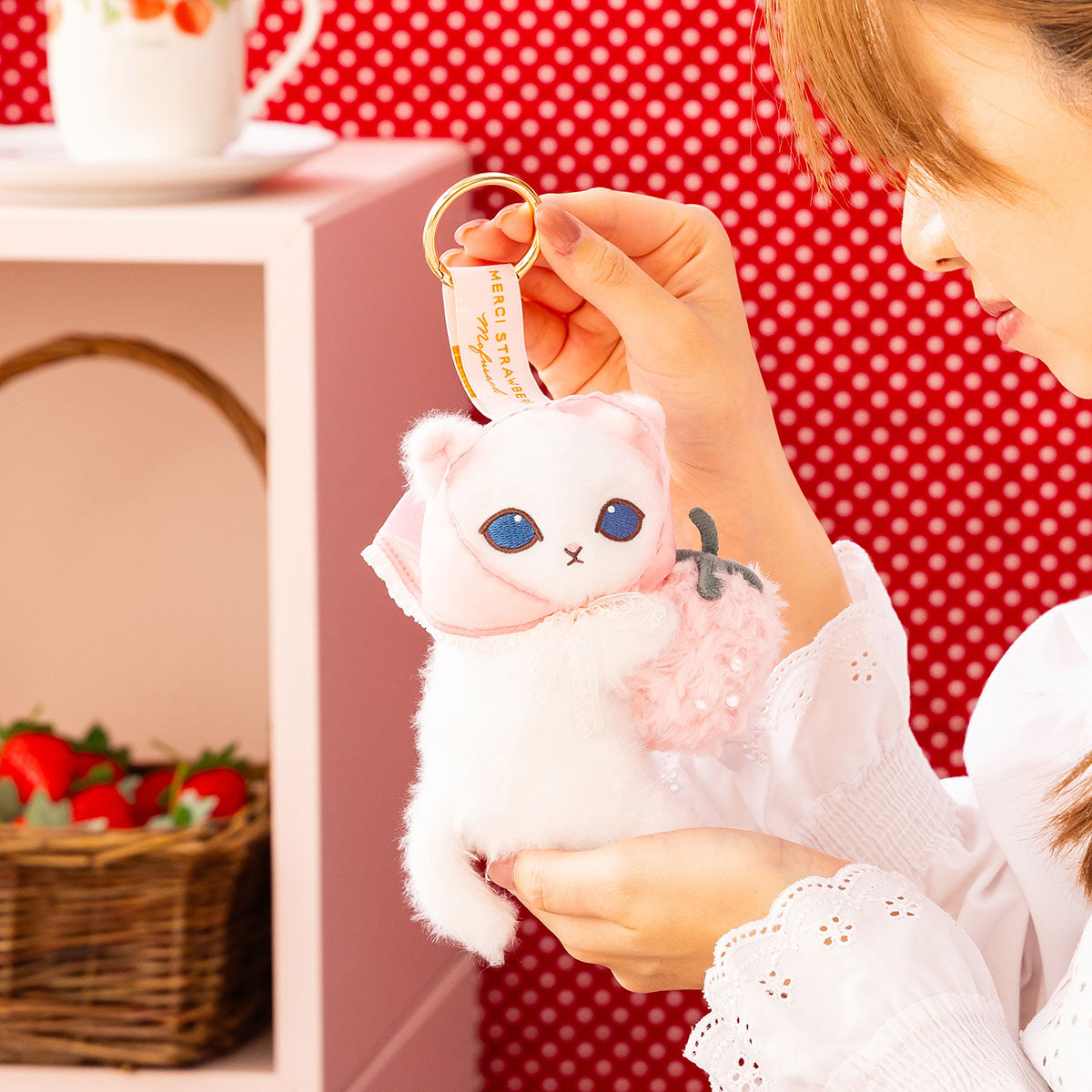 モフサンド MERCI STRAWBERRY マスコット いちごと白猫 灰白 mofusand MERCI STRAWBERRY マスコット(いちごと白猫) | mofusand